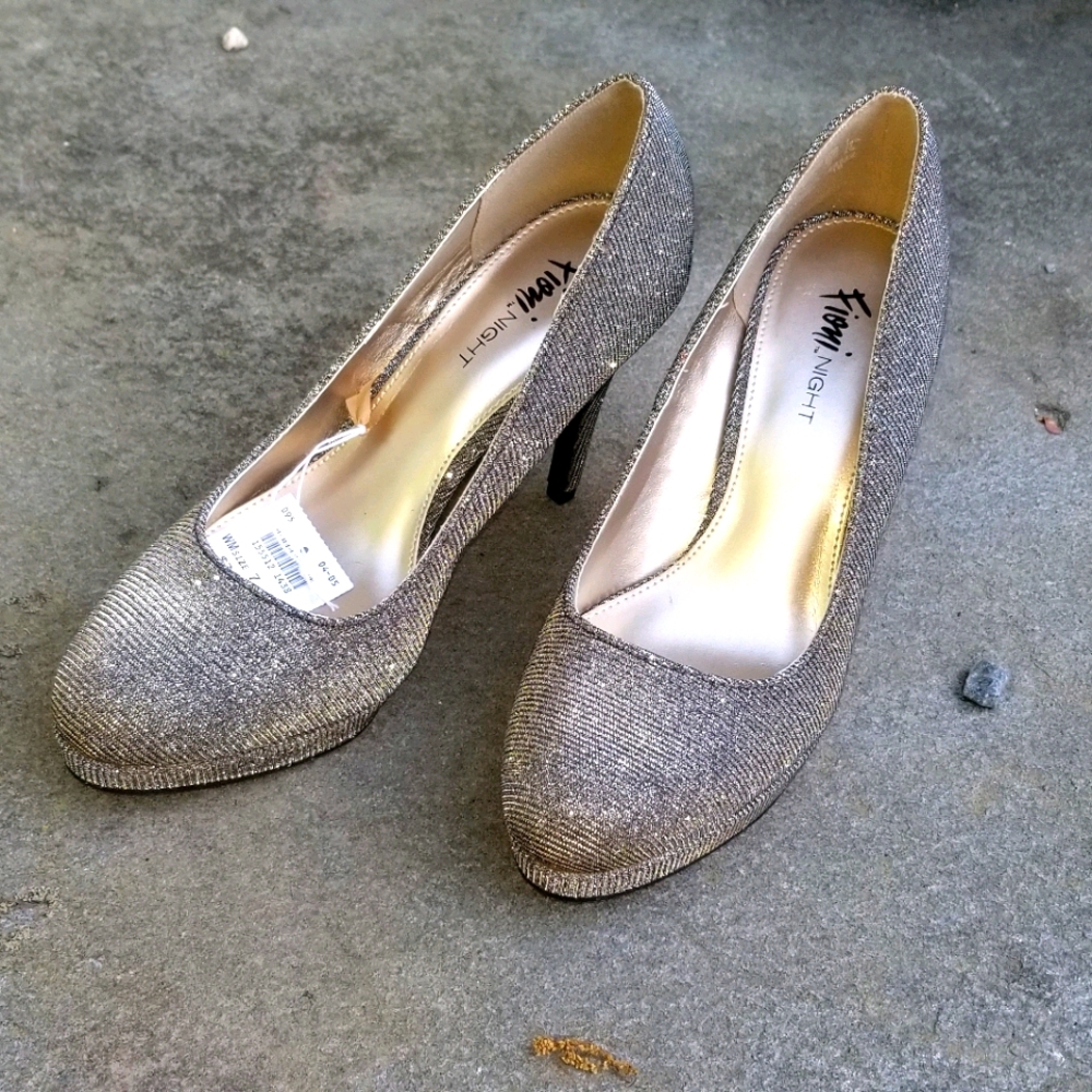 Nwt Women's Gold Sparkle Size 7 Heels